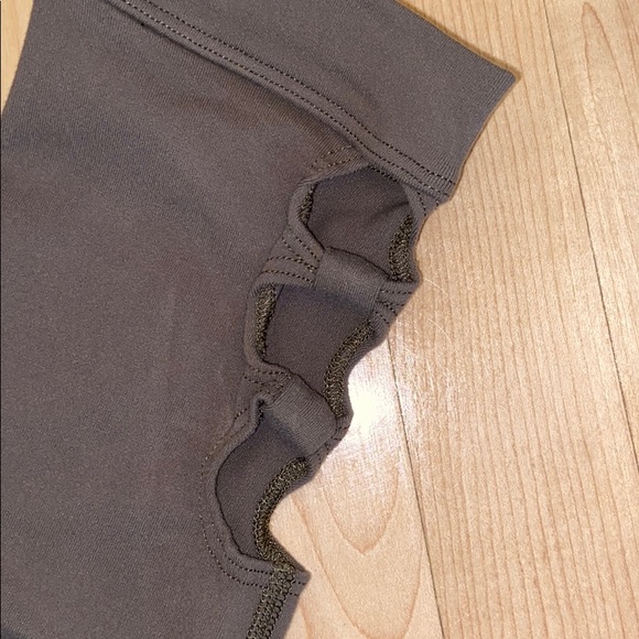 Beyond Yoga Full Circle cut out Capris - Picture 5 of 7